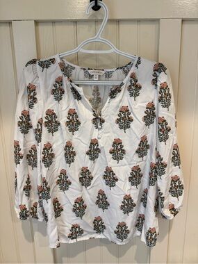 crown & ivy White Floral V-Neck Peasant Blouse